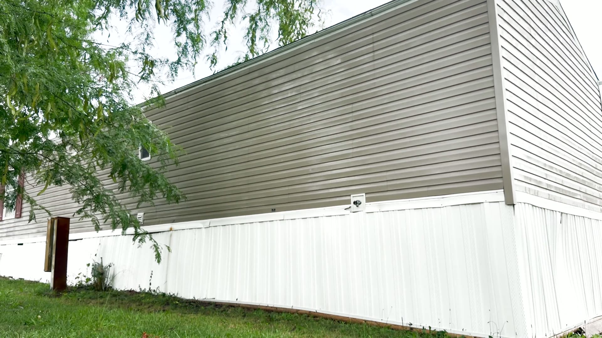 Mobile-home vinyl siding restored to clean